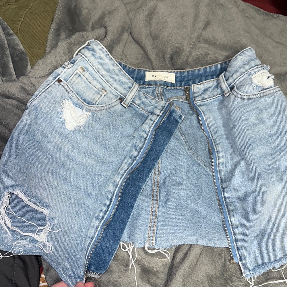 i worn it once, it’s a denim skirt very CUTE. it’s from pacsun! ITS SIZE 5 27W!!